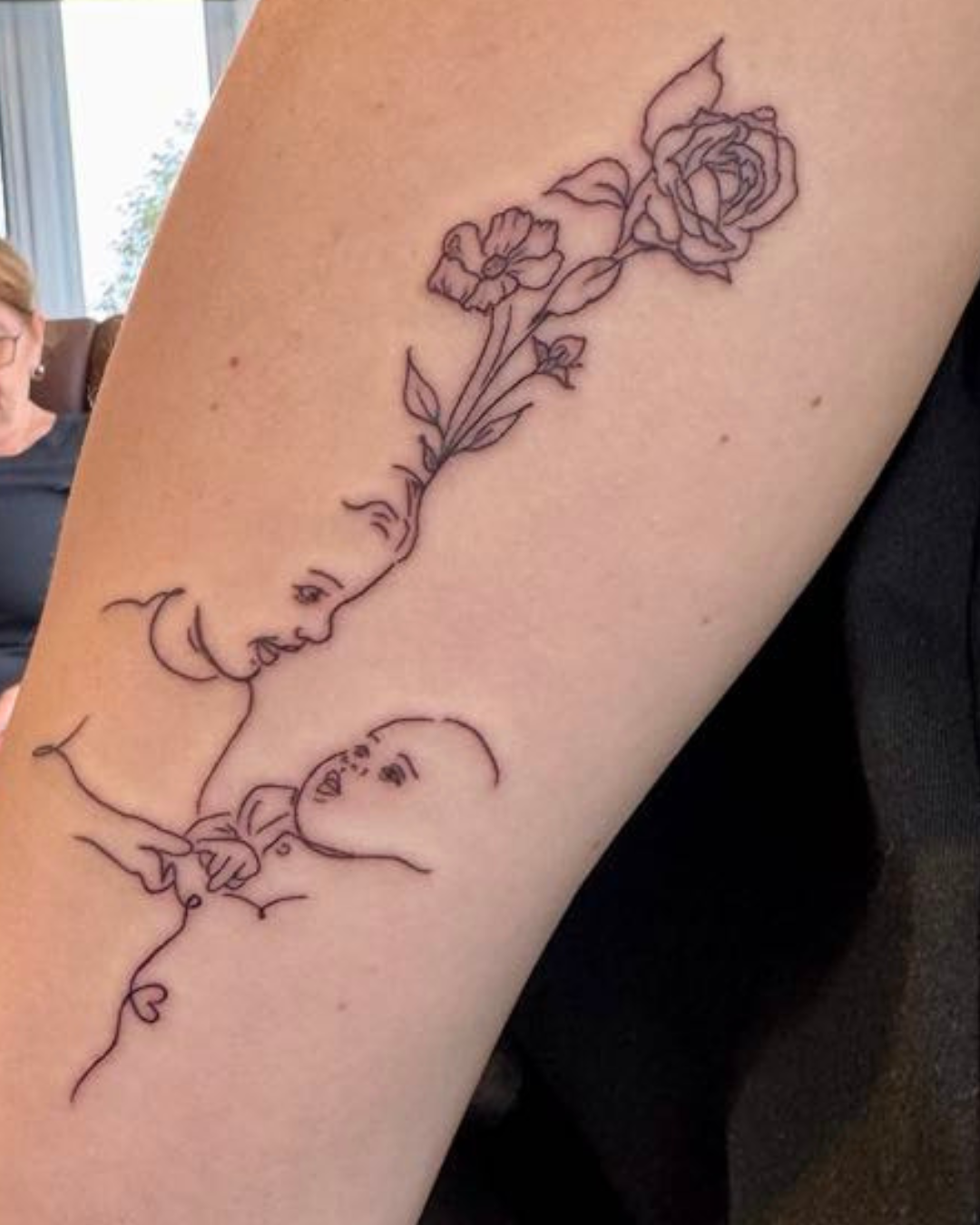 tattouage_bebe_visage_minimaliste_fleurs_de_naissance_3.png
